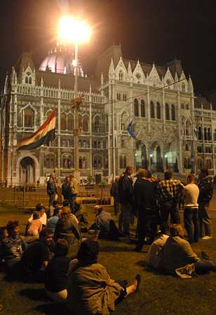 Emberek gyülekeznek, beszélgetnek a Parlament előtt Fotó: MTI