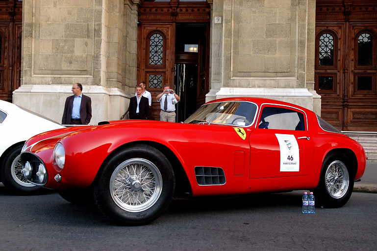 Ez itt az 1956-os Ferrari 250 GT LWB (hosszú tengelytávú), az 1956-os Tour de France autóverseny győztese
