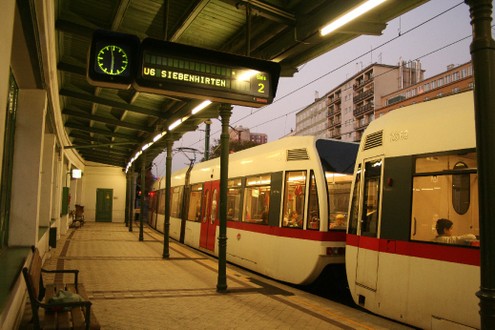 U6 B�csben: metr�nak h�vj�k, pedig magasan megy, f�nt van �ramszed�je
// Fot�: Index, (c) 1999-2026 Index.hu
