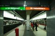 tszlls metrvonalak kztt kzs peronon Bcsben