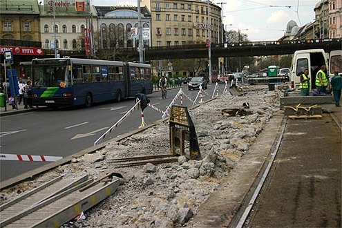 A Sk�la Metr� el�tt �ll meg
// Fot�: Nagy Attila, (c) 1999-2021 Index.hu