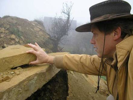 Semir Osmanagi&ccedil; �s a k�
// Fot�: Bosnian-pyramid.com / Bosnianpyramids.org, (c) 1999-2021 Index.hu