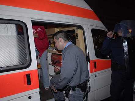 Egy srlt rendőra Magyar Televzi hts kijratnl a mentőauthoz megy
// Fot: MTI, (c) 1999-2024 Index.hu