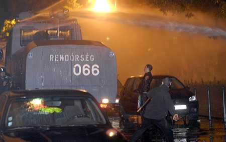 A rendőrk vzgyval tmadjk a fiatalokat
// Fot: MTI, (c) 1999-2025 Index.hu
