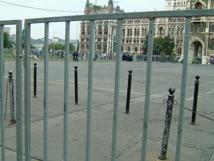 Reggelre kordonnal kertett krbe a Parlament parkoljt
// Fot: Fzi Gergely, (c) 1999-2025 Index.hu