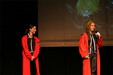 Fullmetal Alchemist (jobb oldalon egy versenyző, bal oldalon egy műsorvezető)