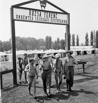 1961. A Dunai Cement- s Mszmvek ptkezseinl, a Rzsa Ferenc pttborban 600 kzpiskols dik ltott munkhoz.
// Fot: Index-gyjts, (c) 1999-2024 Index.hu