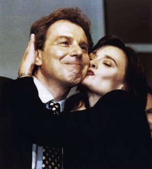 Cherie Blair hitvesi csókja férjének a Munkáspárt utolsó ellenzéki kongresszusán, 1996-ban.
// Fotó: AFP, (c) 1999-2023 Index.hu