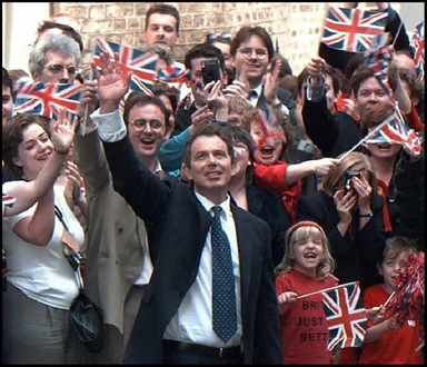 A győzelem napja. Blair hívei körében integet a Munkáspárt 1997. májusi, földcsuszamlásszerű választási diadala után
// Fotó: AFP, (c) 1999-2023 Index.hu