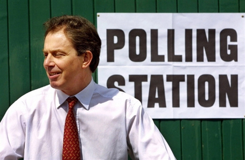 Blair 2001. június 7-én, a Munkáspárt második választási győzelmének napján, távozóban a szavazófülkéből.
// Fotó: AFP, (c) 1999-2023 Index.hu