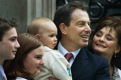 Blair szűk családi körben a második választási győzelem után
// Fotó: AFP, (c) 1999-2023 Index.hu
