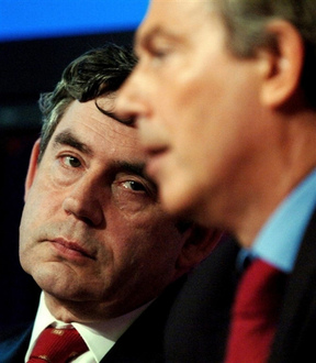 Blari és Brown 2005. május 2-án, három nappal a Munkáspárt történelmi, zsinórban harmadik választási győzelme előtt.
// Fotó: AFP, (c) 1999-2023 Index.hu