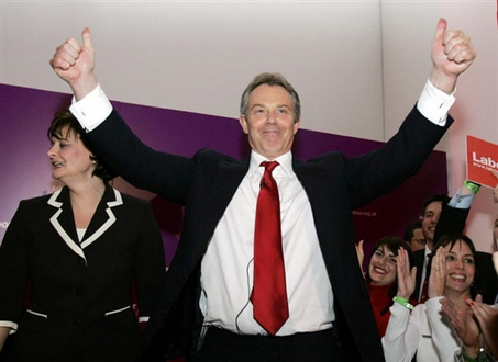 Blair és neje éppen a harmadik győzelmet ünneplik.
// Fotó: AFP, (c) 1999-2023 Index.hu