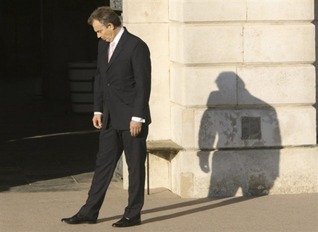 A képen nem a búskomor, hanem az unatkozva várakozó Blair látható, amint az EU kormány- és államfőire vár.
// Fotó: AFP, (c) 1999-2023 Index.hu
