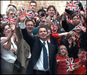 A győzelem napja. Blair hívei körében integet a Munkáspárt 1997. májusi, földcsuszamlásszerű választási diadala után