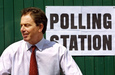 Blair 2001. június 7-én, a Munkáspárt második választási győzelmének napján, távozóban a szavazófülkéből.