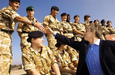 Bászrai látogatáson az Irakban szolgáló brit alakulatoknál. Az iraki háború hatalmas népszerűségvesztést okozott Blairnek, részben ez is oka korai távozásának.