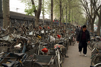 Triciklik szzai Pekingben a htvgi piac eltt