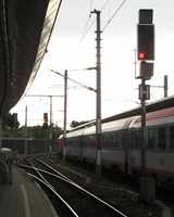 Jelzk egyms hegyn-htn.