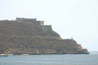 A tengerre nz sziklaszirten lpcszetesen emeltk a vdmveket