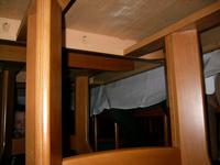 Barnus az asztal alatt huncutkodik