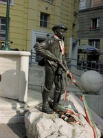 "56-os Pesti src" emlkmve a Corvin mozi bejrata mellett.