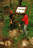 A cserkszek fellltanak egy infs tblt a vrrom eltt