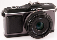 Olympus EP-2 mikro 4/3 vz Panasonic Lumix G 20mm / F1.7 asph optikval