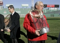 Boston polgarmestere Tom Menino (jobbra) tartja a 2004 World Series trophy-t,