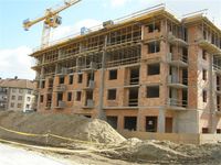 A �p �s B �psarka vele szemben van az Gloria h�z