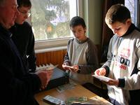 Barta Bence s Fodor Zotya.Fl ron cserltk le pnzeinket hajtatlan bankjegyekre.