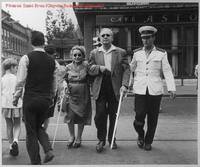 A Caf Astoria eltt. A rendr fehr zaks egyenruhban. 1962