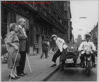 A Caf Astoria eltt. Motoros rendrk fehr zaks egyenruhban. 1962