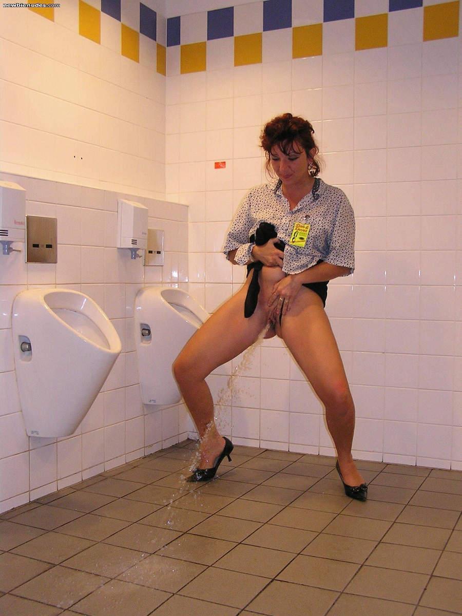 голые парни в общественном туалете фото 64