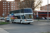 Emeletes busz gurul ki a Teszk melll