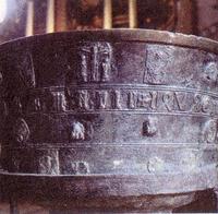 Ez pedig az 1450-es vekben a Szepessgben kszlhetett bronz keresztelmedence rszlete, amelyrt annyira csorog az "angliusok" nyla...